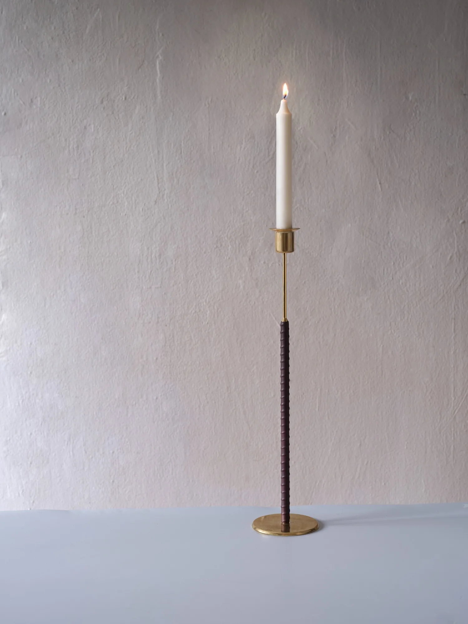Igelboda candleholder in brass with bordeaux leather